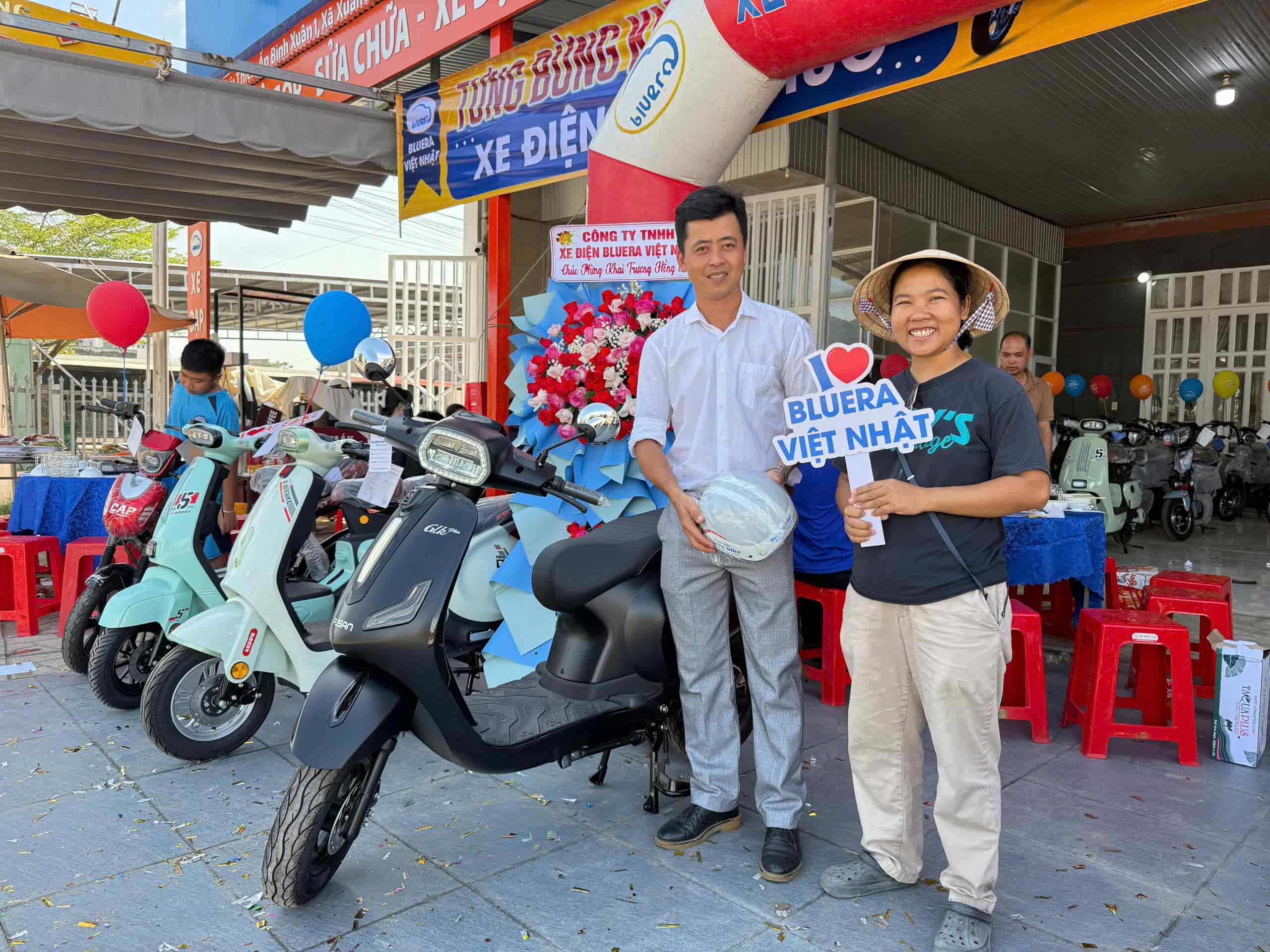 Khách hàng đầu tiên của cửa hàng Xe điện Lộc Phúc