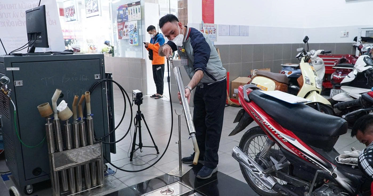 Kiểm Định Khí Thải Xe Máy Chi Phí Bao Nhiêu? Giải Đáp Thắc Mắc Về Quy Định 30/06/2026 2 Kiểm tra khí thải xe máy 30-06-2026